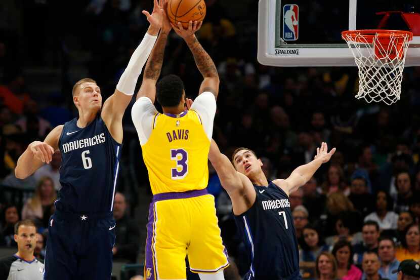 Los Angeles Lakers forward Anthony Davis (3) shoots as Dallas Mavericks forward Kristaps...