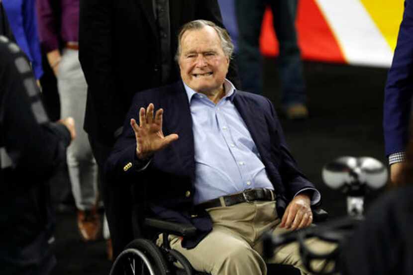 En esta foto de archivo de abril del 2016 aparece el expresidente George H.W. Bush saludando...
