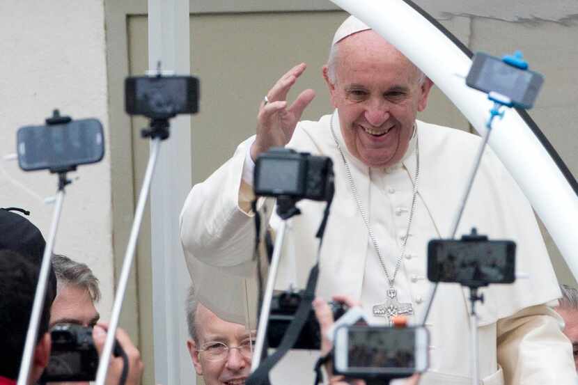 El papa Francisco saluda durante su audiencia semanal en la Plaza de San Pedro....