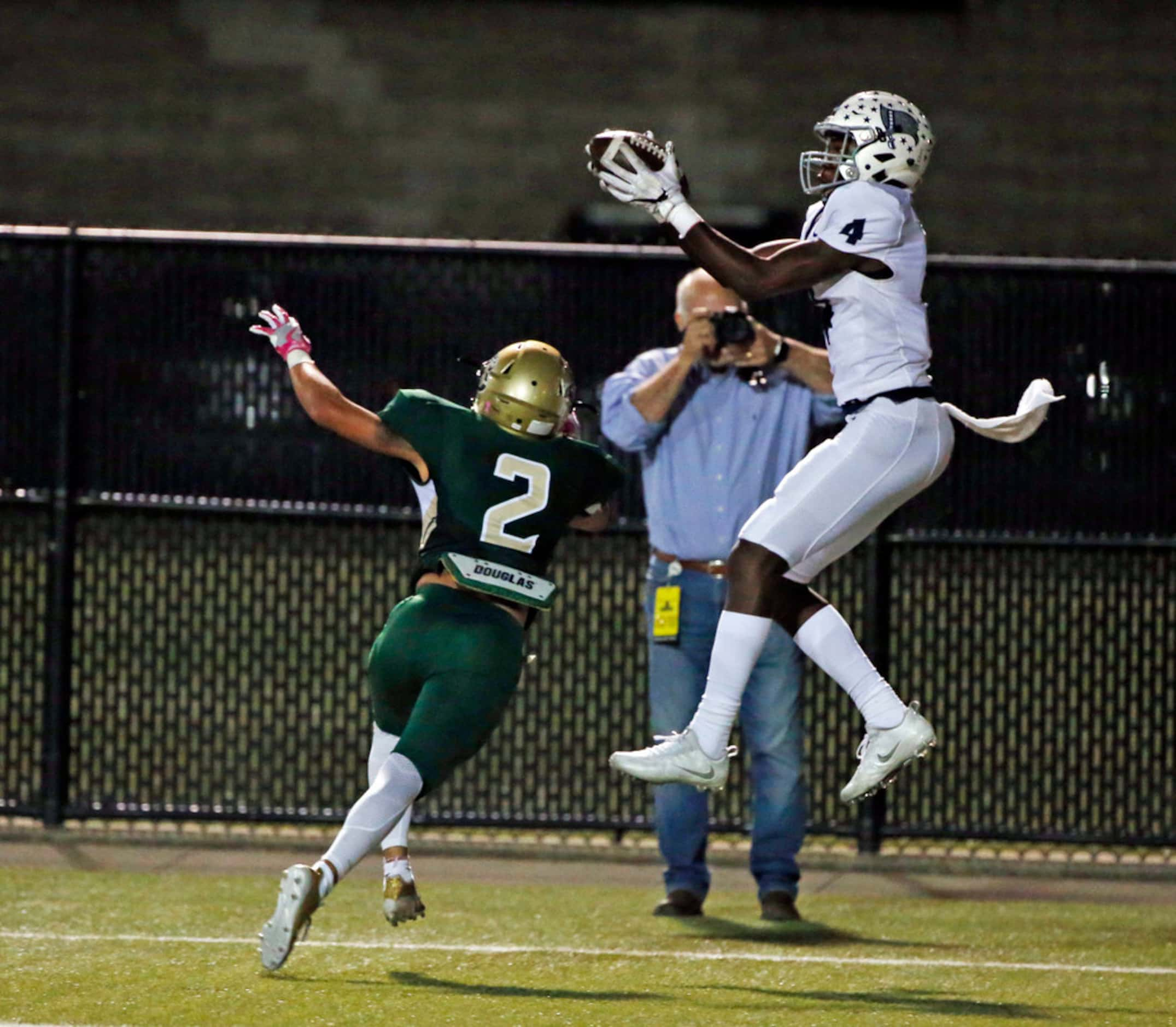 Richland's Rasheed Rice catches a touchdown pass in front of Birdville's Trent Abbott (2) ...