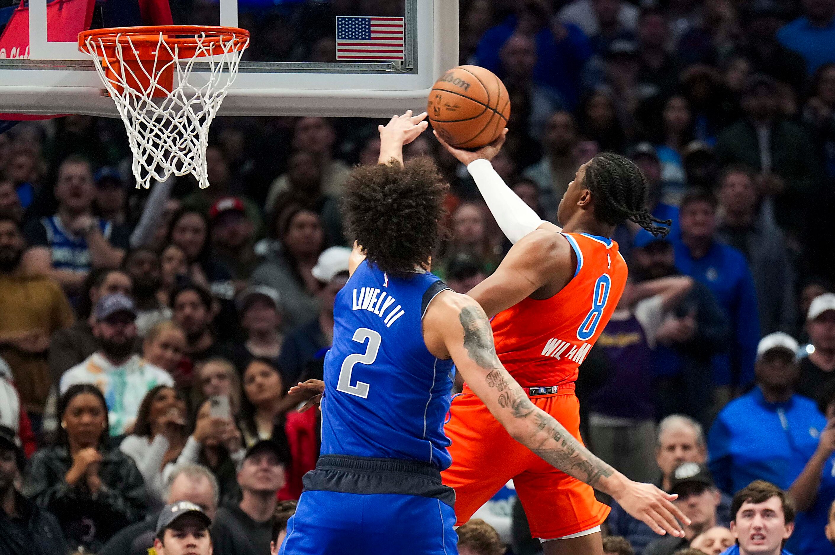 Oklahoma City Thunder forward Jalen Williams (8) scores past Dallas Mavericks center Dereck...