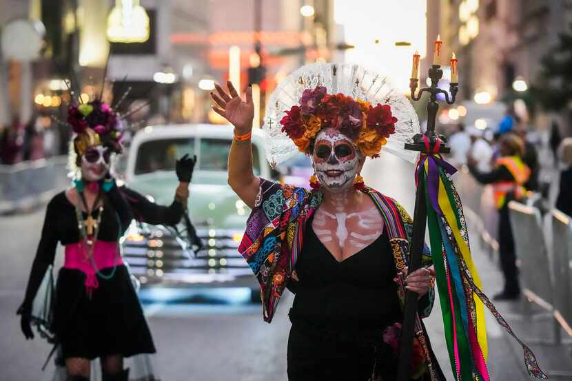 Melva Bazán saluda a los espectadores mientras participa del desfile de Día de Muertos el...