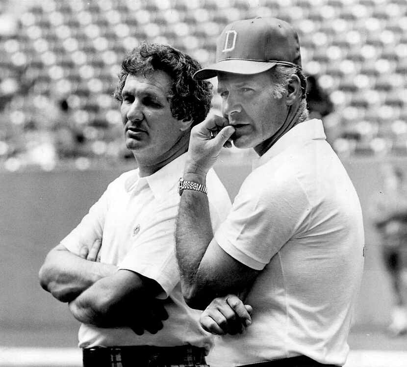 Gil Brandt, izquierda, junto al entrenador en jefe de los Dallas Cowboys Tom Landry, en una...