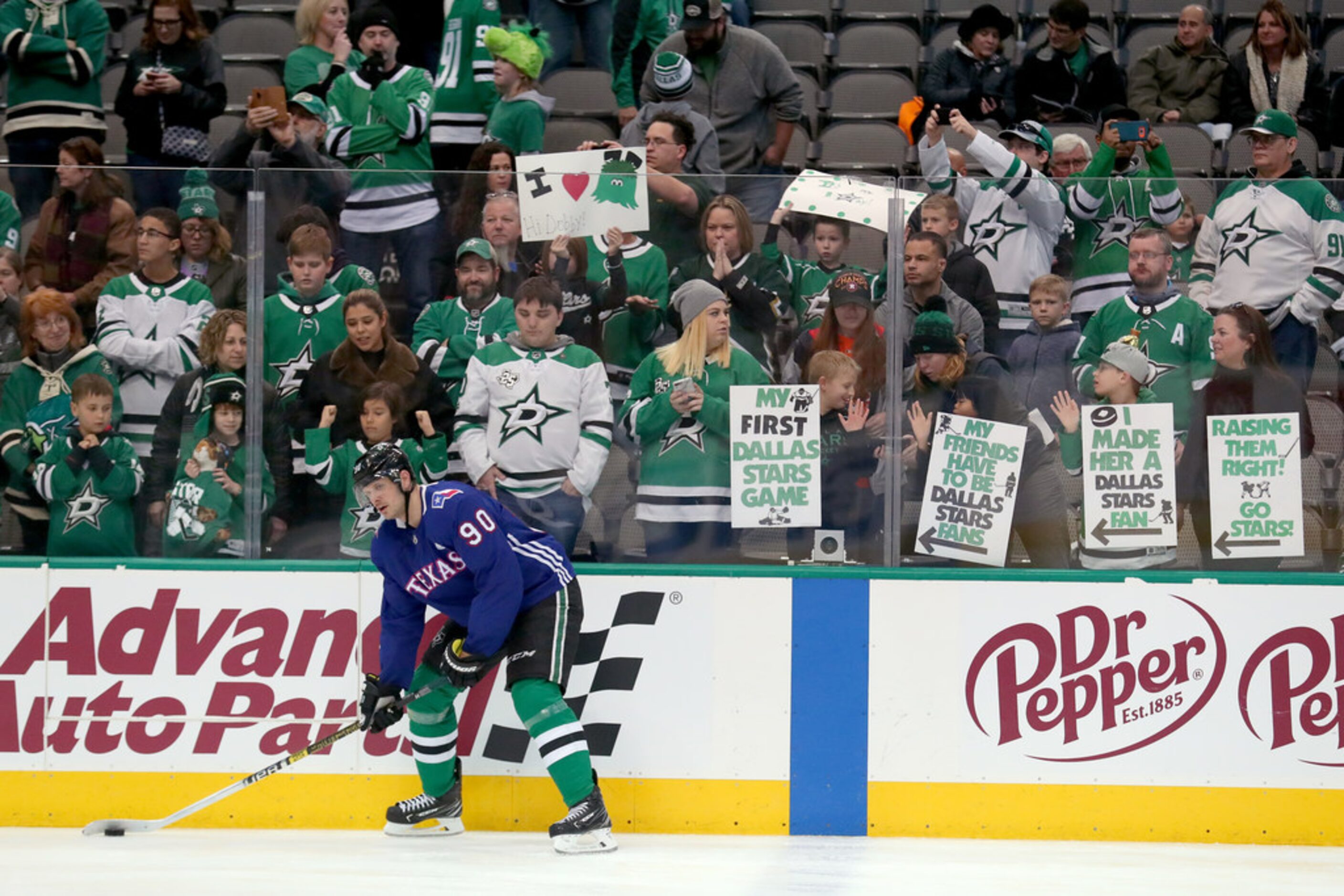 DALLAS, TEXAS - JANUARY 19: Jason Spezza #90 of the Dallas Stars prepares to take on the...