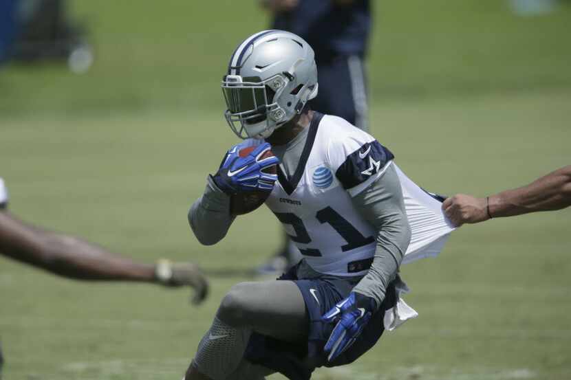 Dallas Cowboys running back Ezekiel Elliott (21) takes part in drills during the NFL...