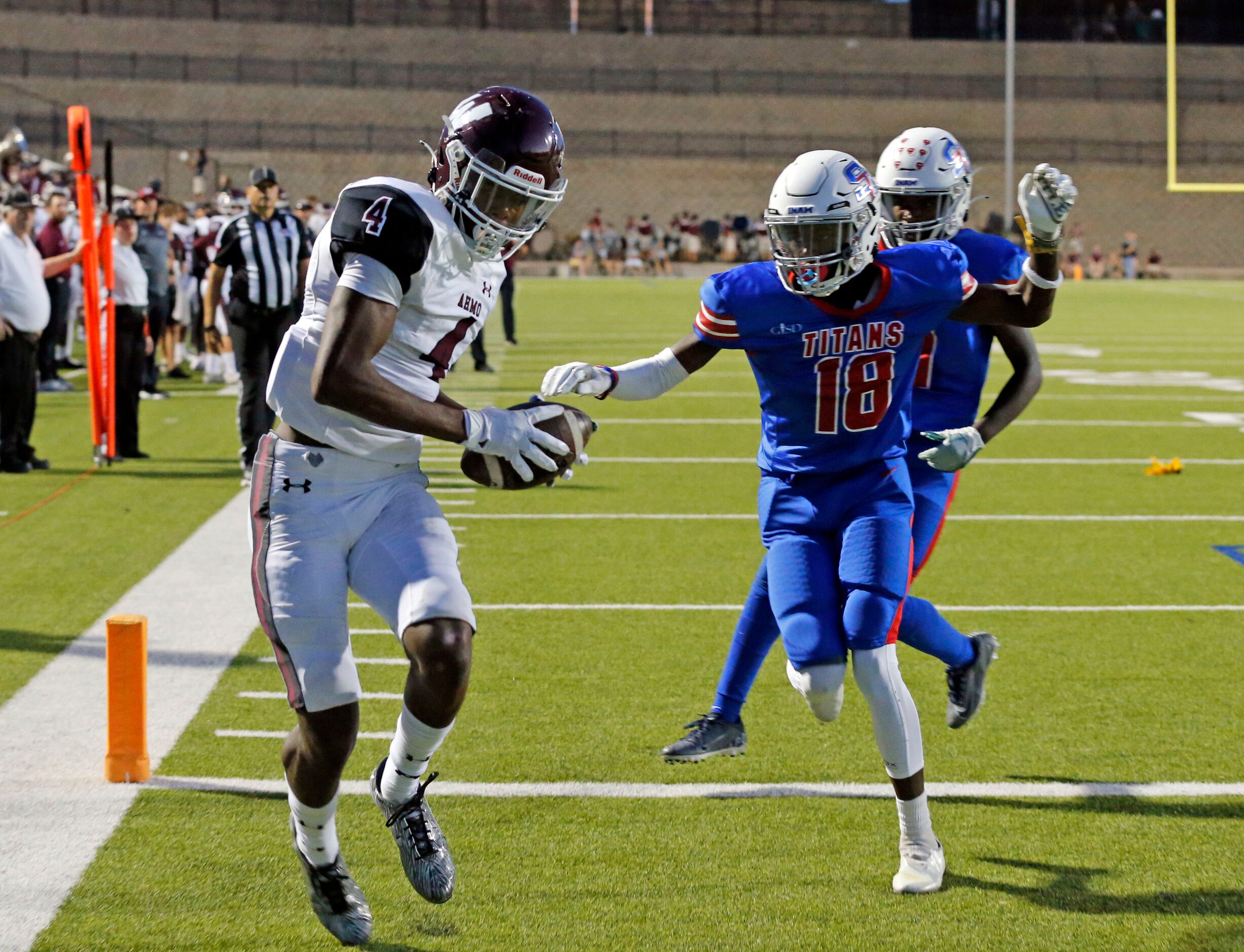 Wylie High WR Chris Lewis (4) grabs a touchdown pass, as South Garland defender Brennan...