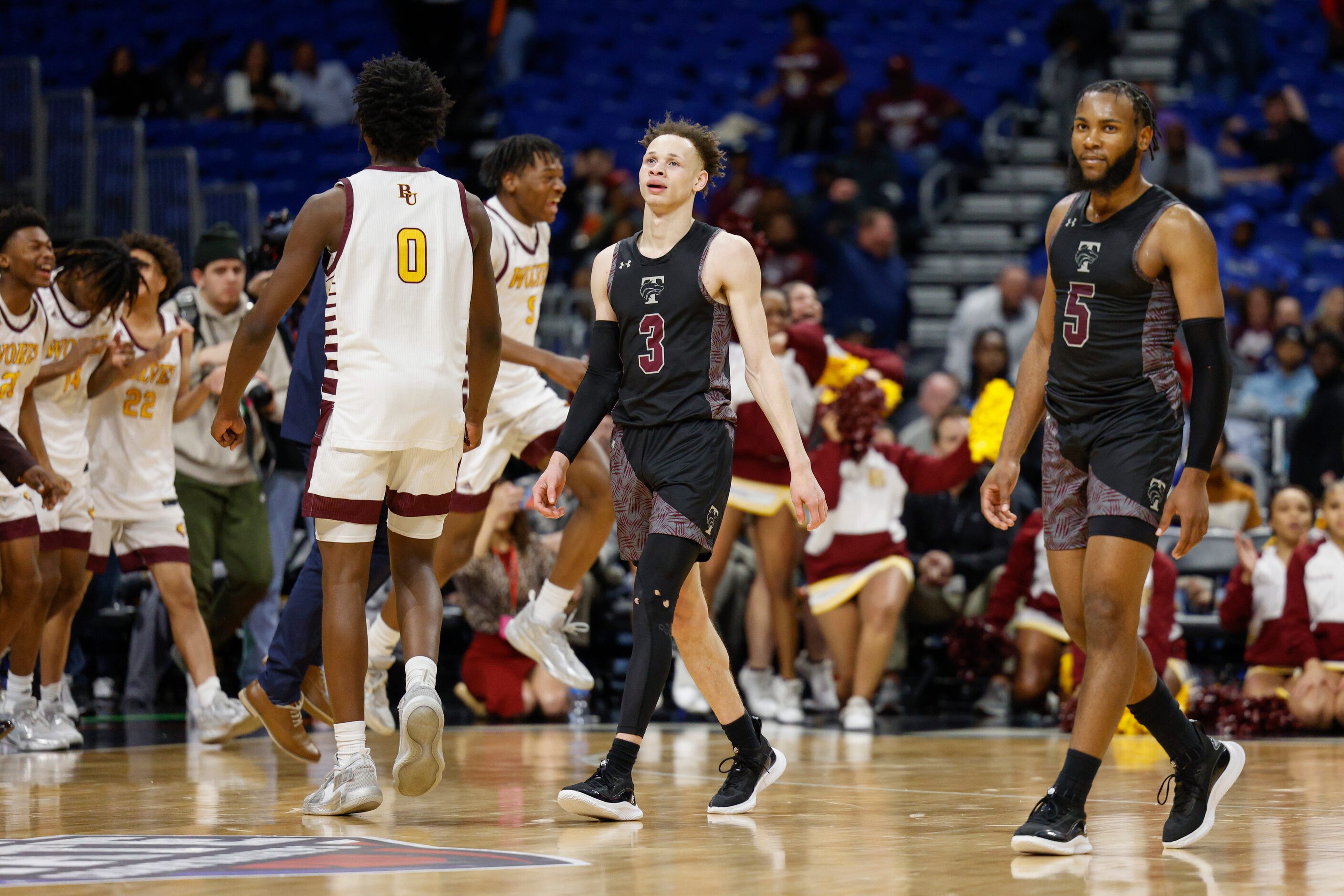 Mansfield Timberview guard Chendall Weaver (3) and Mansfield Timberview guard Jared...