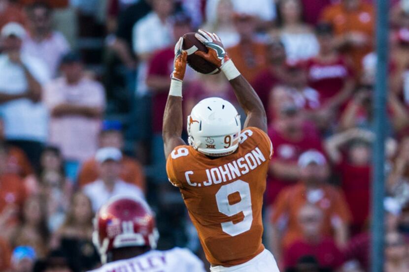 Texas Longhorns wide receiver Collin Johnson (9) catches a pass ahead of Oklahoma Sooners...