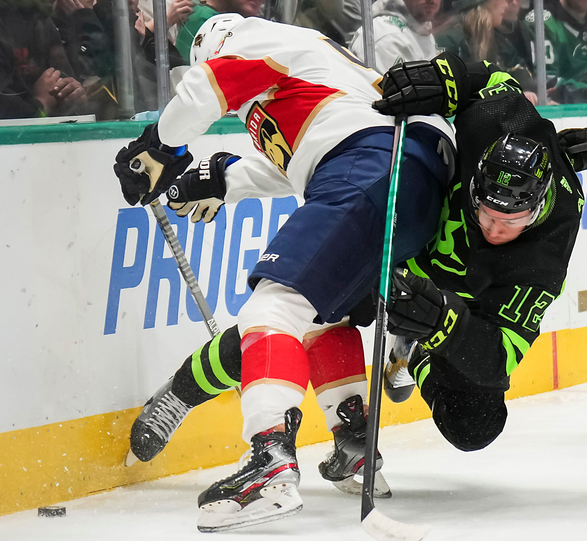 Dallas Stars center Radek Faksa (12) fights for the puck with Florida Panthers defenseman...