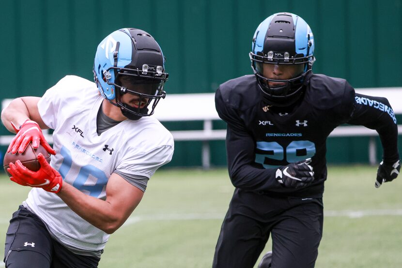  En un entrenamiento de los Renegades, Arlington Brandon Arconado (19) pasa junto a Shakur...