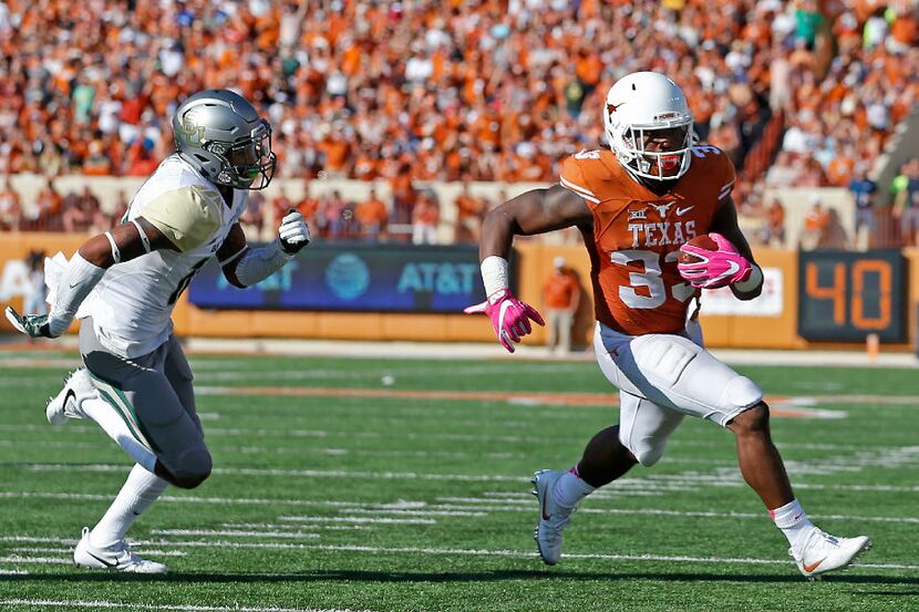 Texas running back D'Onta Foreman (33) runs past Baylor safety Chance Waz (18) on the way...