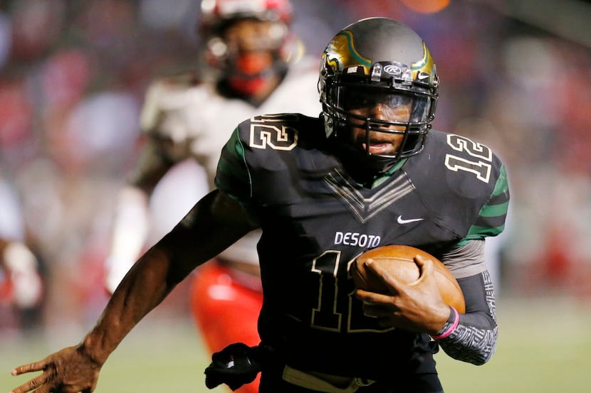 DeSoto quarterback Jaylin Nelson (12) rushes the ball for a touchdown to make the score...