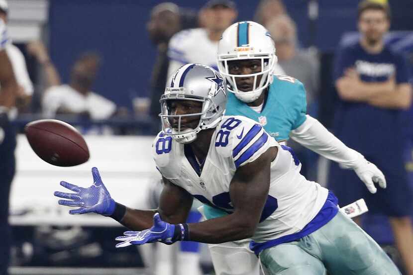 Dez Bryant captura un pase en el partido de los Cowboys ante los Dolphins, el sábado pasado...