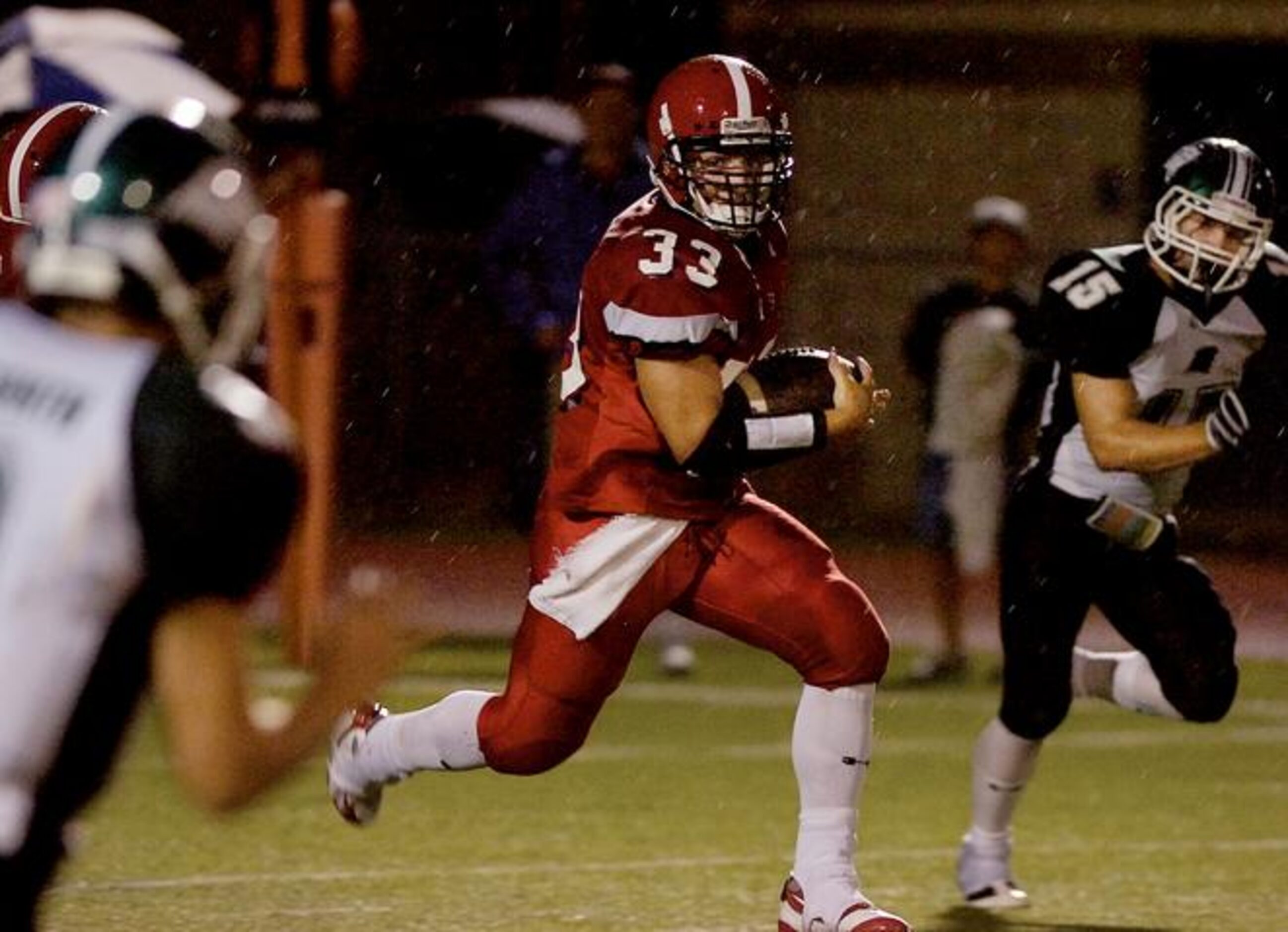 Aubrey running back Justin Griffin (33) makes a long touchdown run in the rain against...