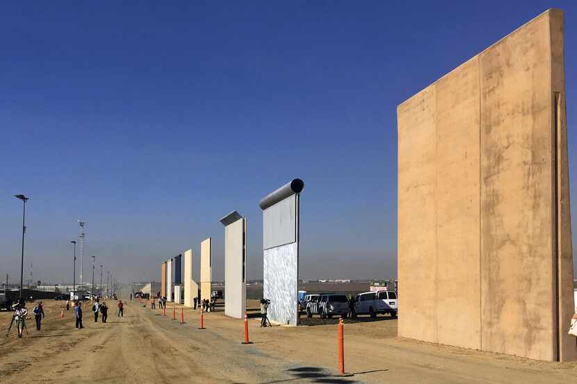 Los prototipospara un muro en la frontera entre México y Estados Unidos, ordenados por el...