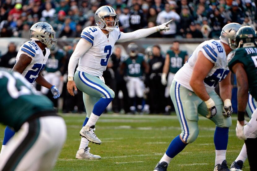 With the ball on the Philadelphia Eagles' 6-yard line, Dallas Cowboys quarterback Mark...