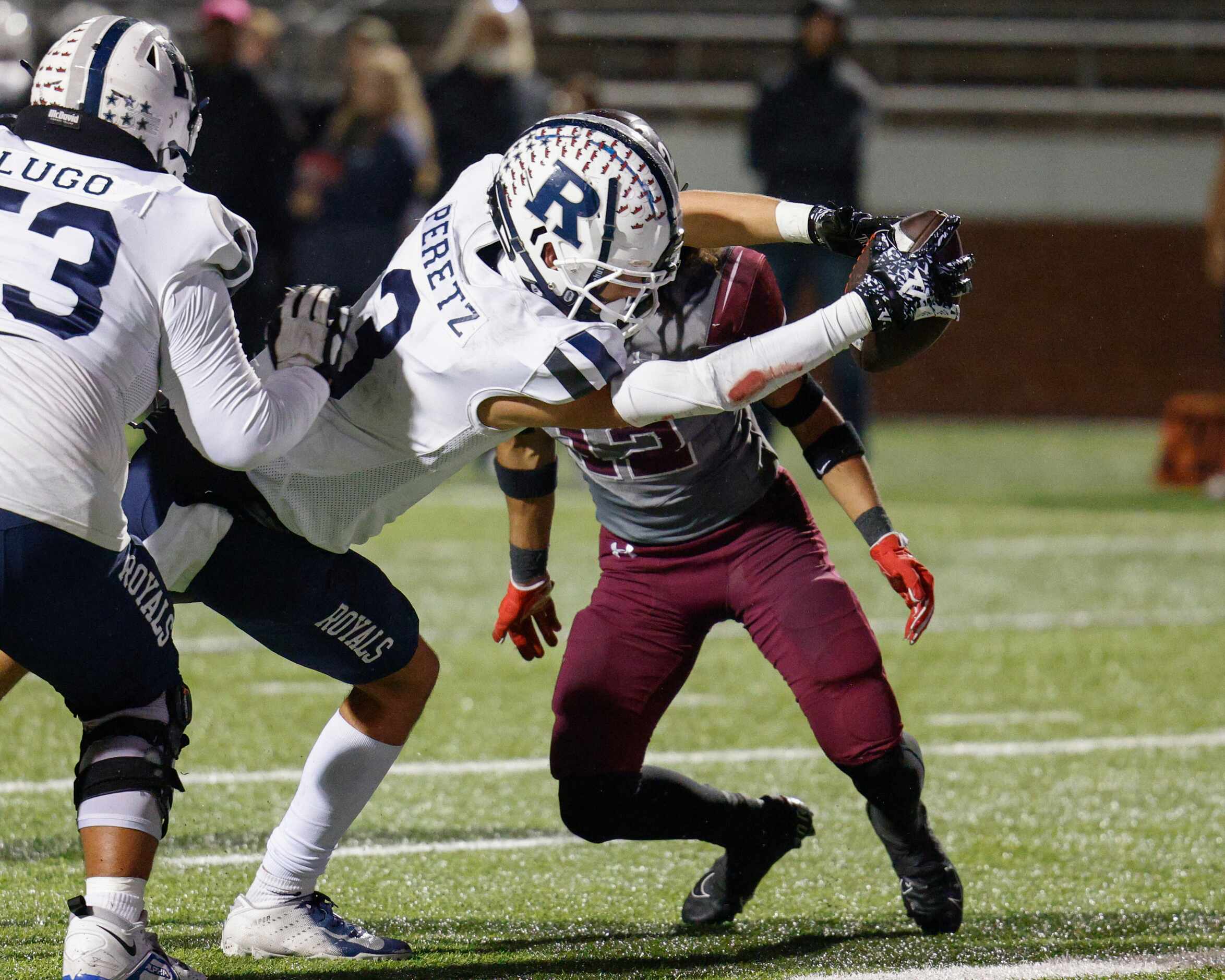 Richland quarterback Grant Peretz (3) stretches the ball across the goal line for a...