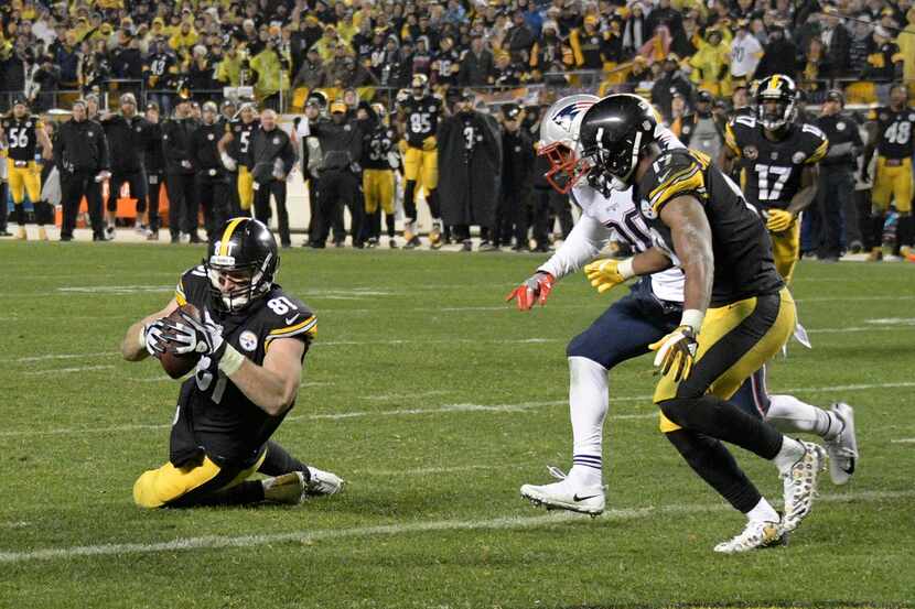 Pittsburgh Steelers tight end Jesse James (81) has a knee down before crossing the goal line...