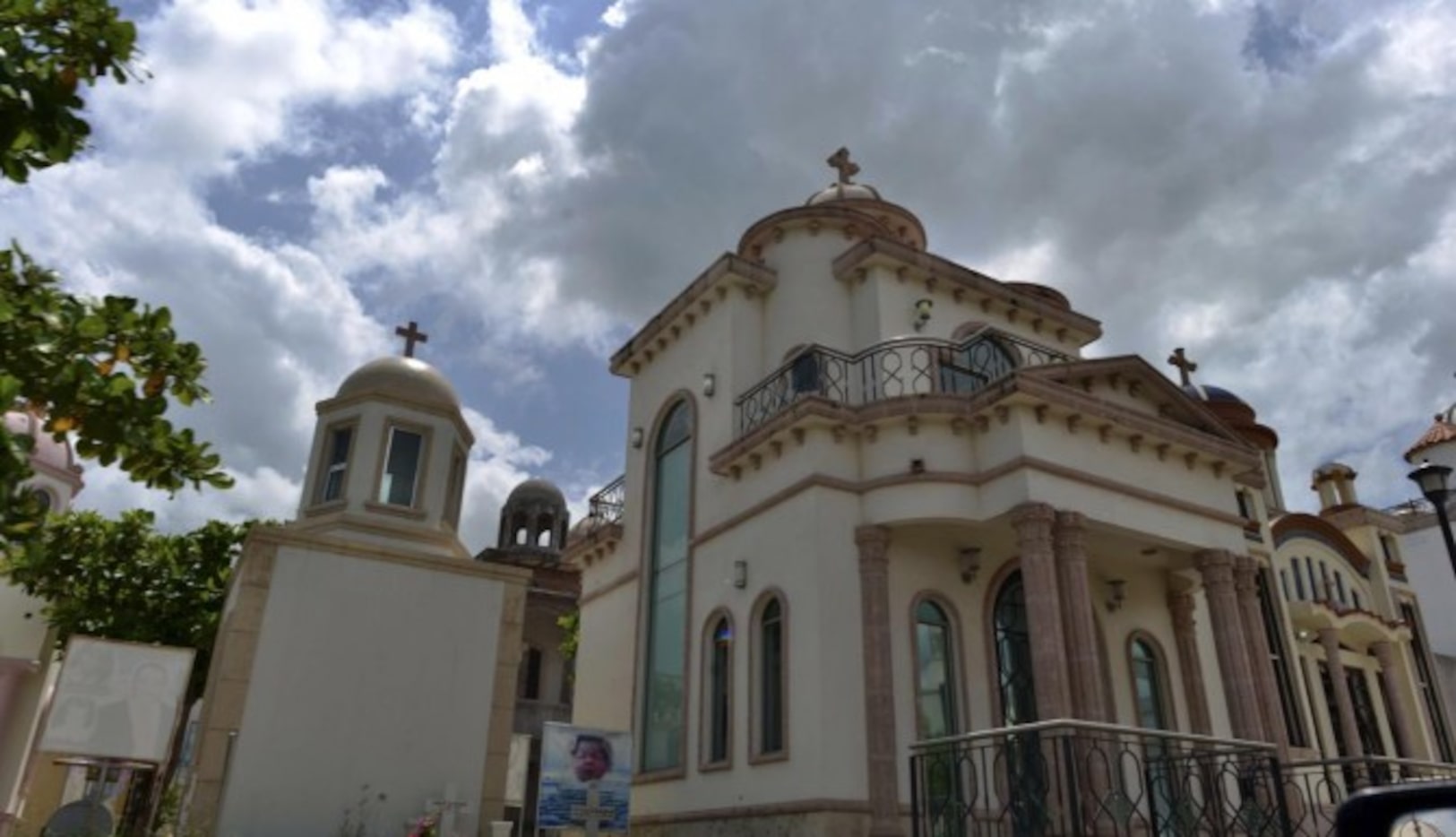 Una de muchas criptas extravagantes en el cementerio de Jardines de Humaya, en Culiacán,...