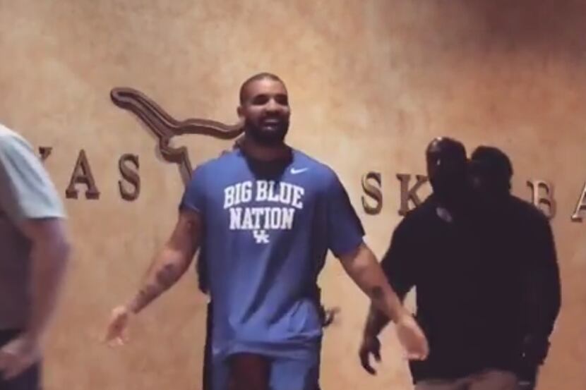 Drake walks by, Texas women's basketball team goes nuts
