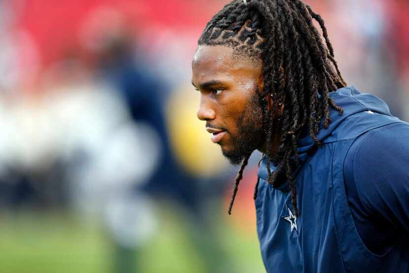 Dallas Cowboys middle linebacker Jaylon Smith (54) warms up before facing the Los Angeles...
