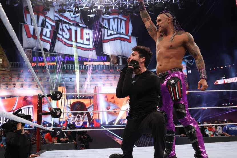 El luchador de la WWE,Damian Priest, y el rapero Bad Bunny, celebran su triunfo en...