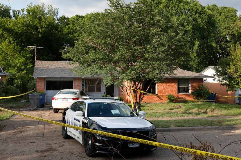 Un día después del homicidio-suicidio, la policía mantiene acordonada la casa donde ocurrió...