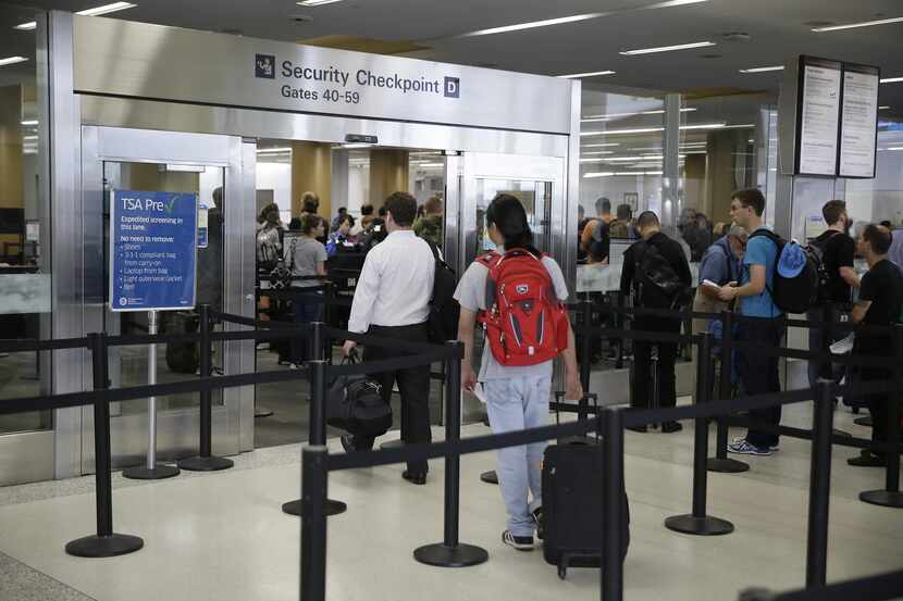 Unos viajerosn caminar por la línea de revisión de TSA, en la Terminal 2 de San Francisco....