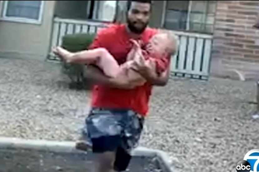 Phillip Blanks capturó entre sus brazos a un niño de tres años que fue arrojado al aire...