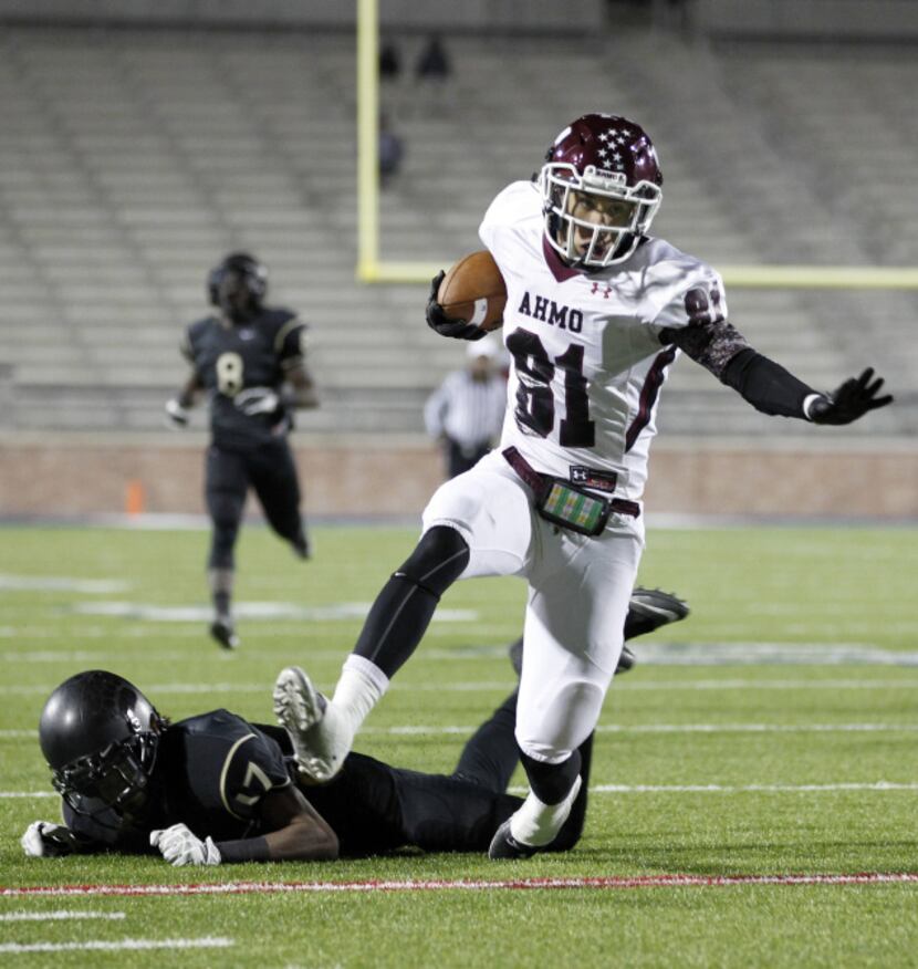 Wylie wide receiver Jordan Whaley (81) breaks from the grasp of South Oak Cliff defensive...