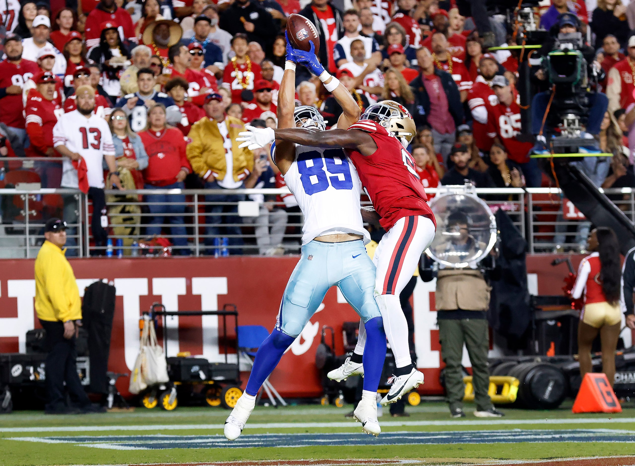 Dallas Cowboys tight end Brevyn Spann-Ford (89) can’t hold onto a second quarter pass in the...