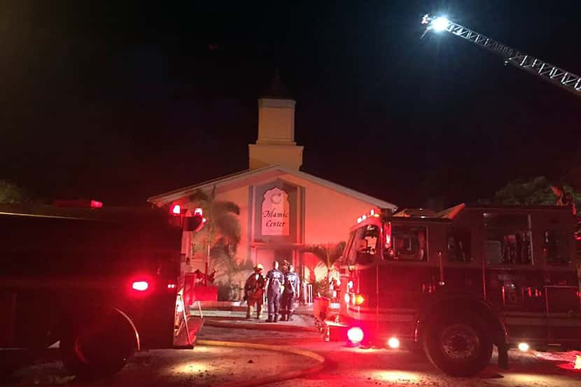Bomberos combaten un incendio en una mezquita de Fort Pierce, Florida, la madrugada del...