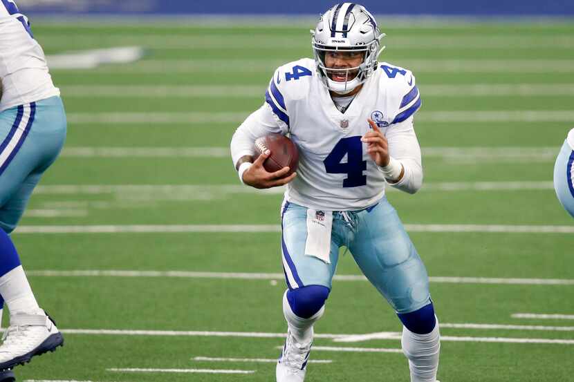 El mariscal de los Cowboys de Dallas, Dak Prescott, corre el balón ante los Falcons de...