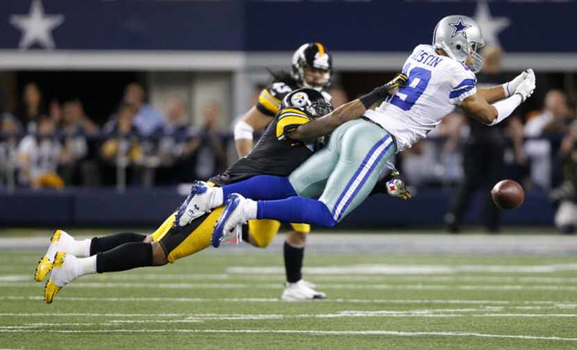 Dallas Cowboys wide receiver Miles Austin (19) lets a Tony Romo pass slip through his...