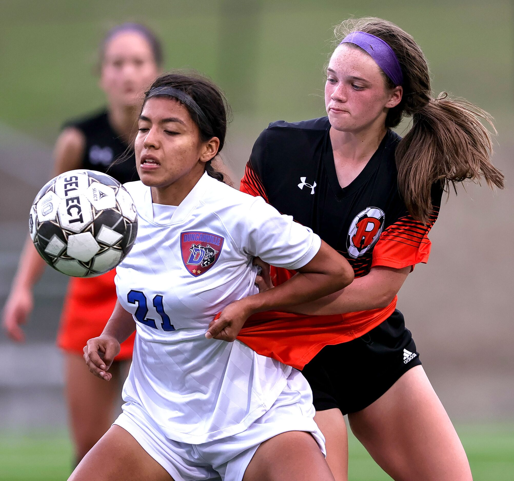 Duncanville Daisy Altamirano (21) tries to control the ball against Rockwall Miranda...