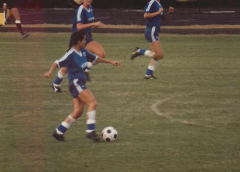 Laura Anton patea un balón durante un partido del Olympic Festival de 1986, en Houston....