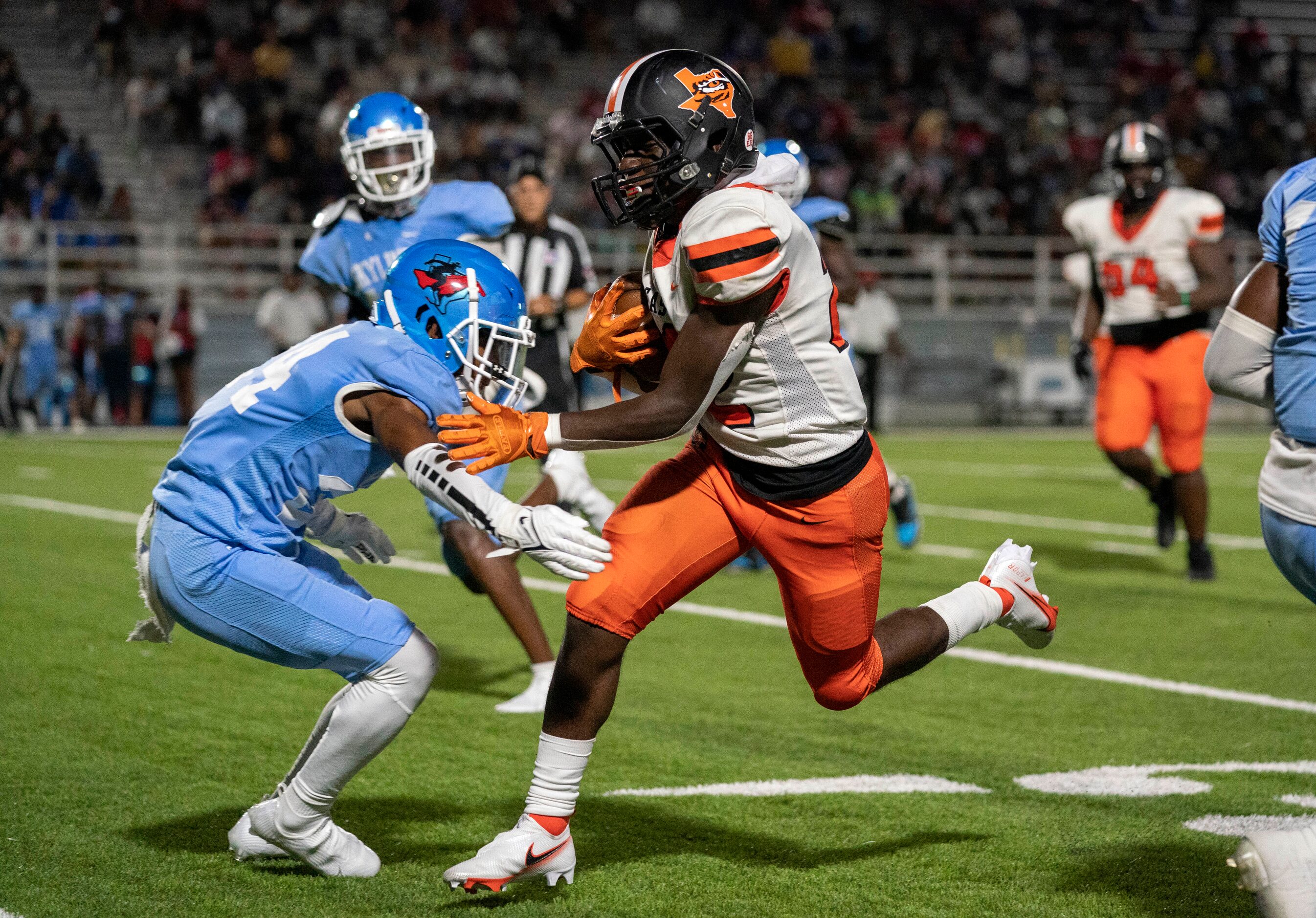 Lancaster running back Brandon Faulkner (22) runs past Skyline sophomore defensive back Ryan...