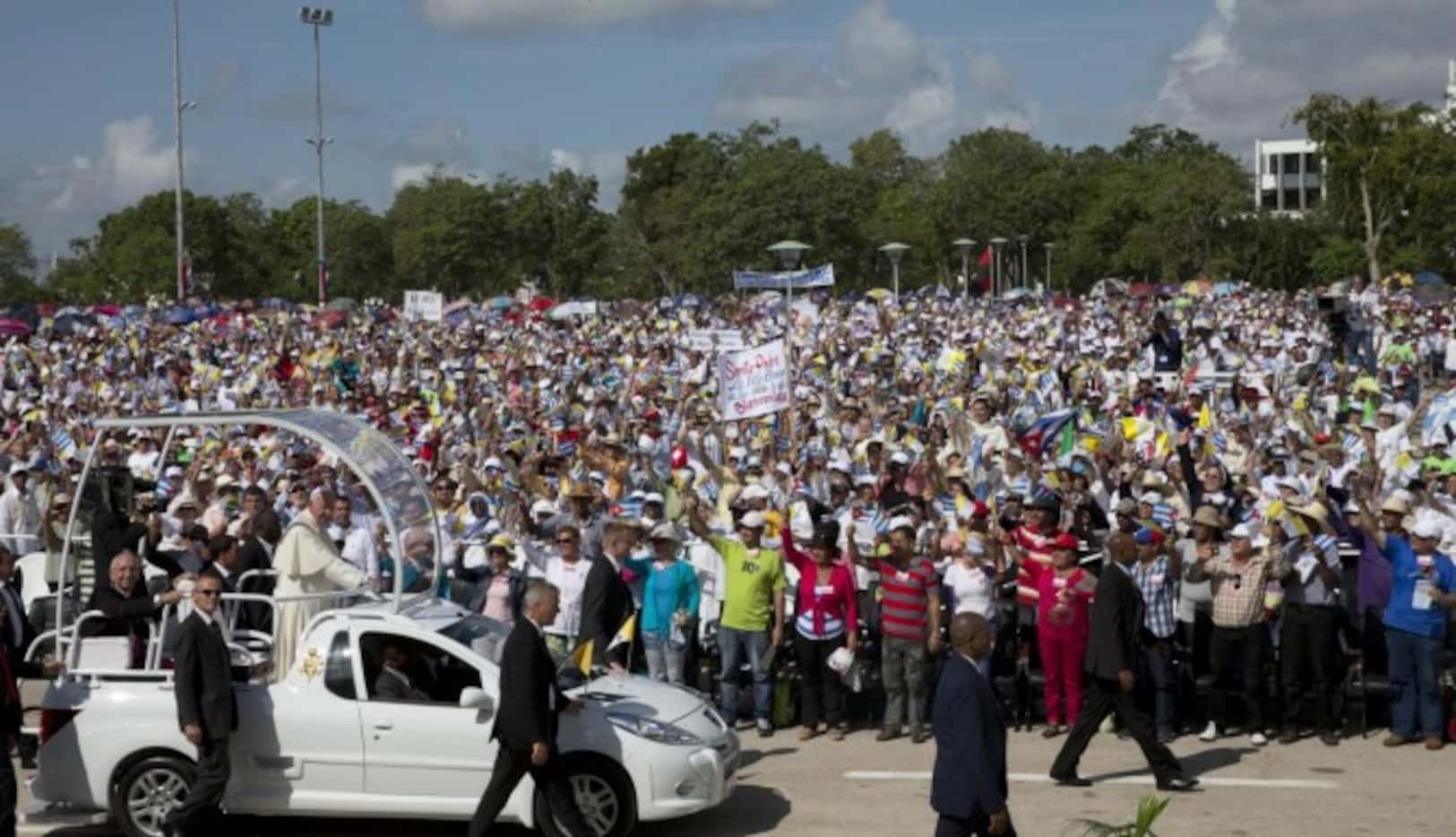 Miles de personas recibieron al papa Francisco durante su arribo a la Plaza de la Revolución...