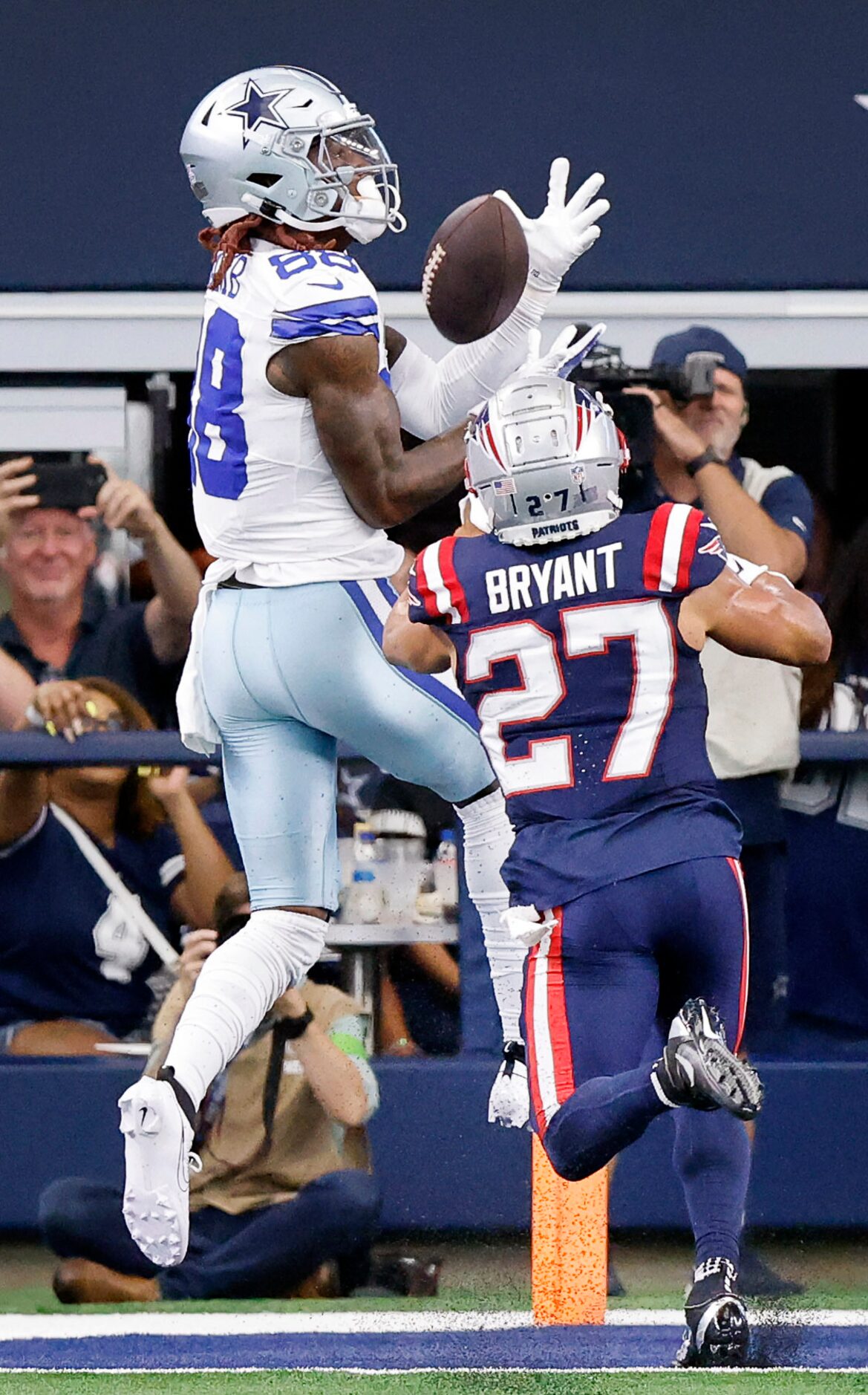 Dallas Cowboys wide receiver CeeDee Lamb (88) pulls in a 20 yard touchdown each over New...