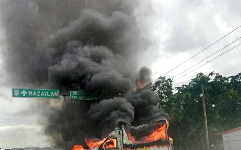 La imagen muestra uno de los múltiples vehículos que fueron incendiados el 17 de octubre de...