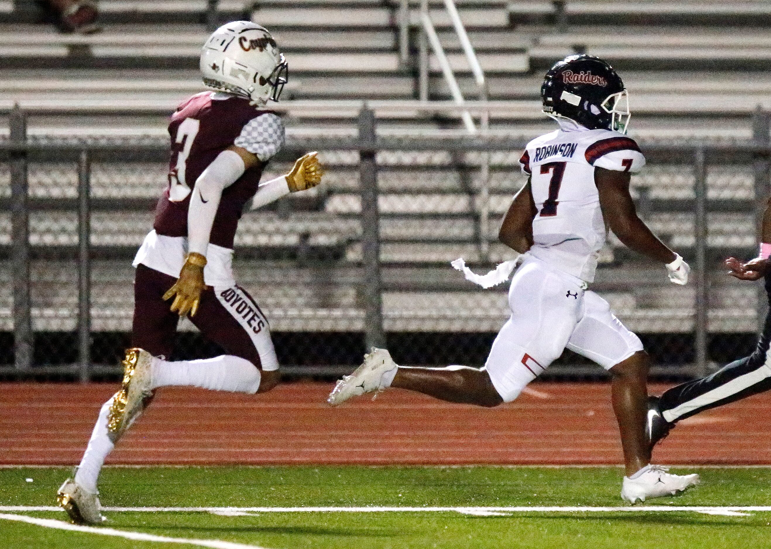 Denton Ryan High School wide receiver Garyreon Robinson (7) outruns Frisco Heritage High...