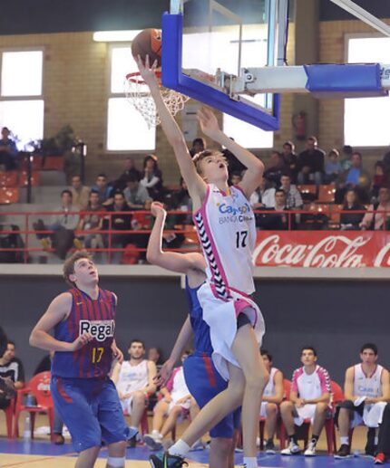 En esta fotografía de la temporada 2012 en el baloncesto de la Liga Española, se ve a...