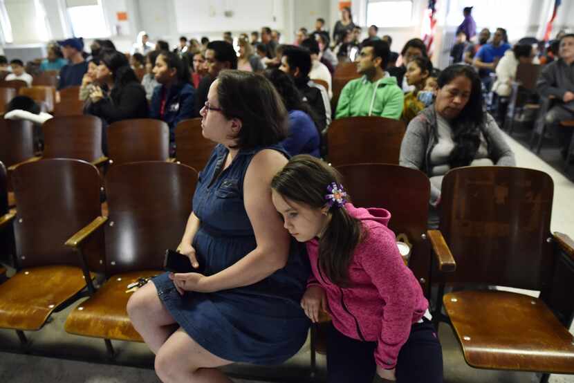 Gabriela Suárez, junto a su hija, durante la audiencia sobre el cierre de la primaria Sam...