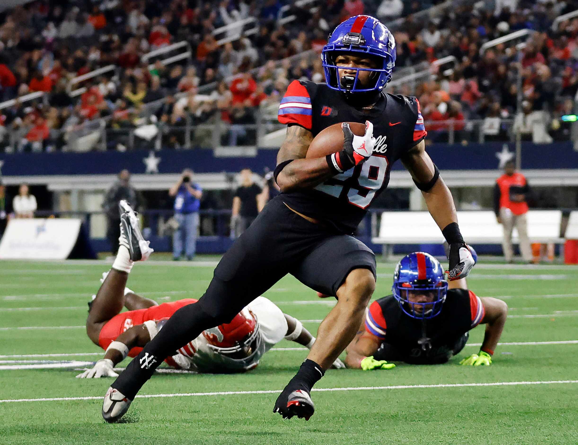 Duncanville running back Caden Durham (29) scampers for the go-ahead touchdown in the third...