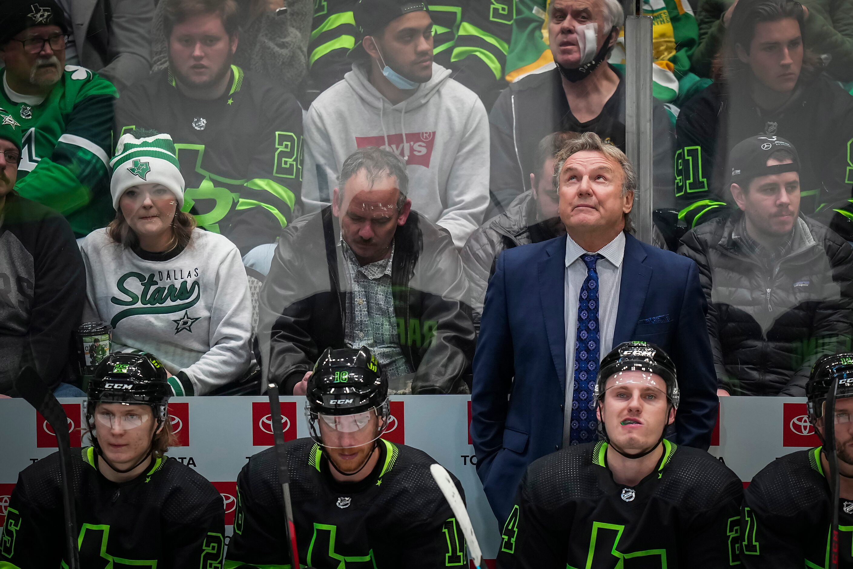 Dallas Stars coach Rick Bowness looks up at the scoreboard during the second period of an...