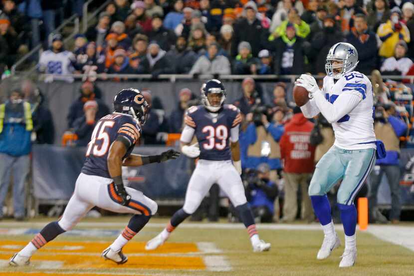 Dallas Cowboys tight end Gavin Escobar (89) grabs a touchdown in front of Chicago Bears free...