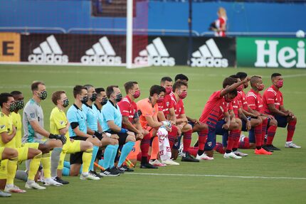 Los jugadores del FC Dallas (rojo), los del Nashville FC y los árbitros del partido, se...