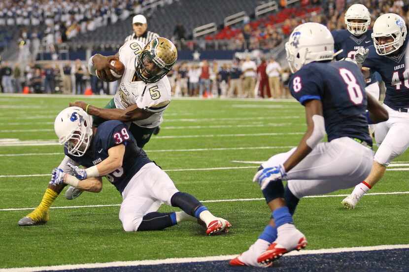 DeSoto quarterback Tristen Wallace (5) rushes the ball to within the one yard line while...