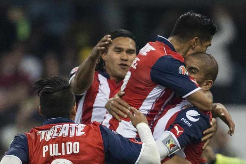 Jugadores de Chivas festejan un gol de penal de Carlos Salcido sobre el América....