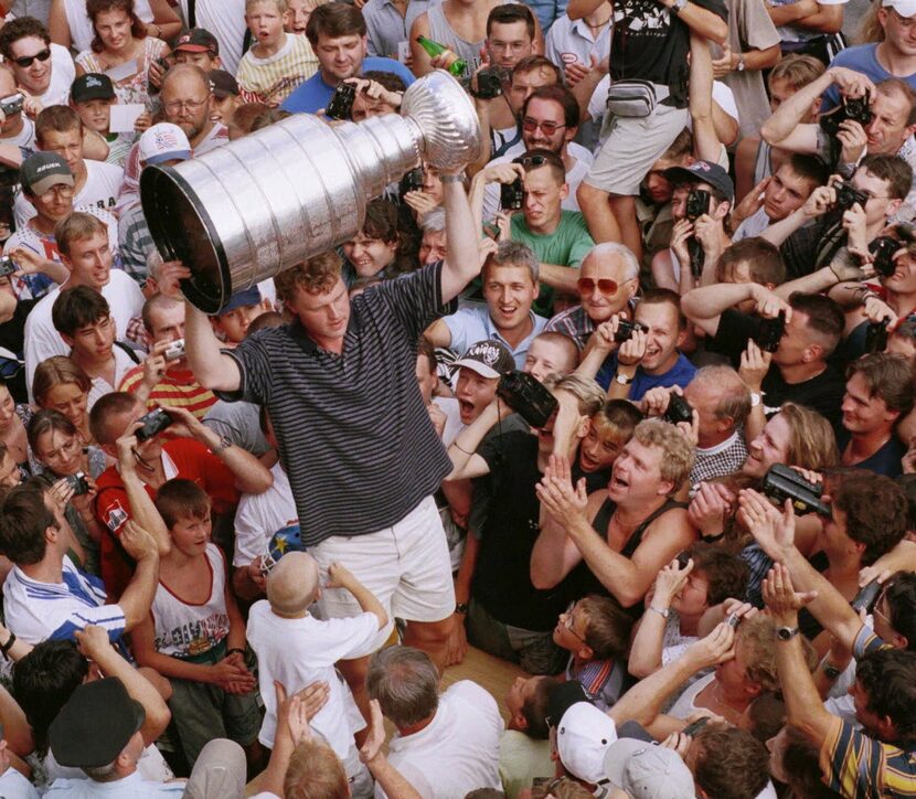 El portero de Dallas en 1999, el checo Roman Turek, levanta la Stanley Cup.